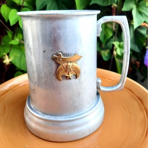 Jarra de café de metal de la Logia Masónica Francmasónica vintage con fondo de cristal, década de 1970