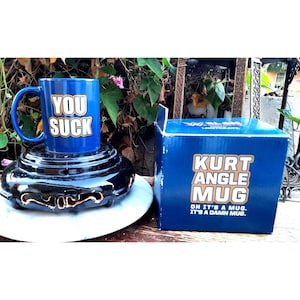 Taza de café azul "You Suck" de Kurt Angle de WWE Slam Crate 2017, nueva en caja
