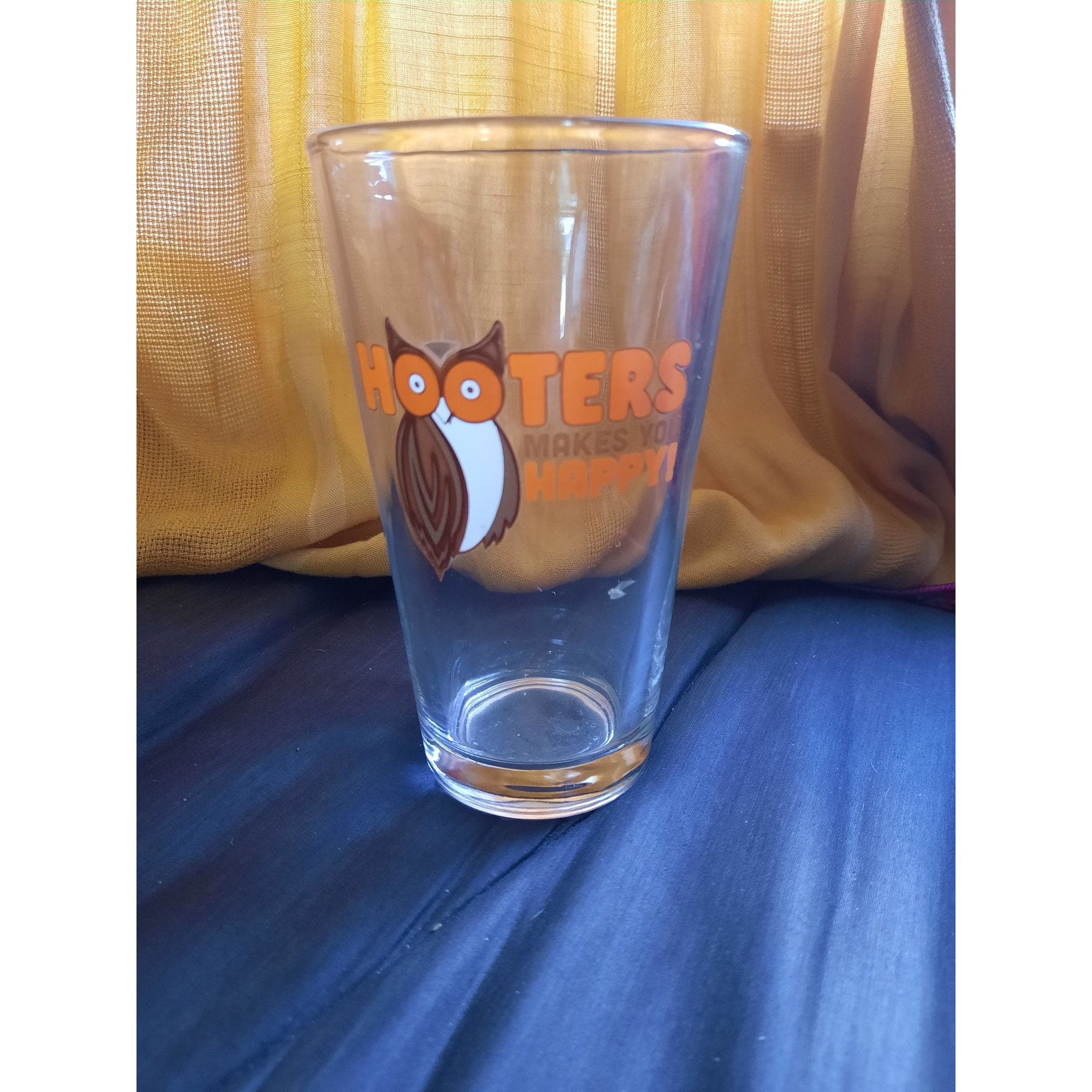 HOOTERS ショットグラス 4個セット Hooters Makes You Happy Hooters Restaurant 16 Oz 4 Pc Glass