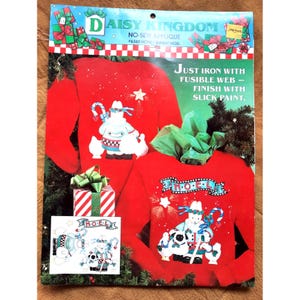Può includere: Un kit di applicazioni senza cuciture rosso di Daisy Kingdom con un design Honey Bunny Noel. Il kit include le istruzioni per stirare il disegno con tessuto adesivo e rifinire con vernice lucida. Il design include un coniglietto, bastoncini di zucchero e la parola "NOEL".