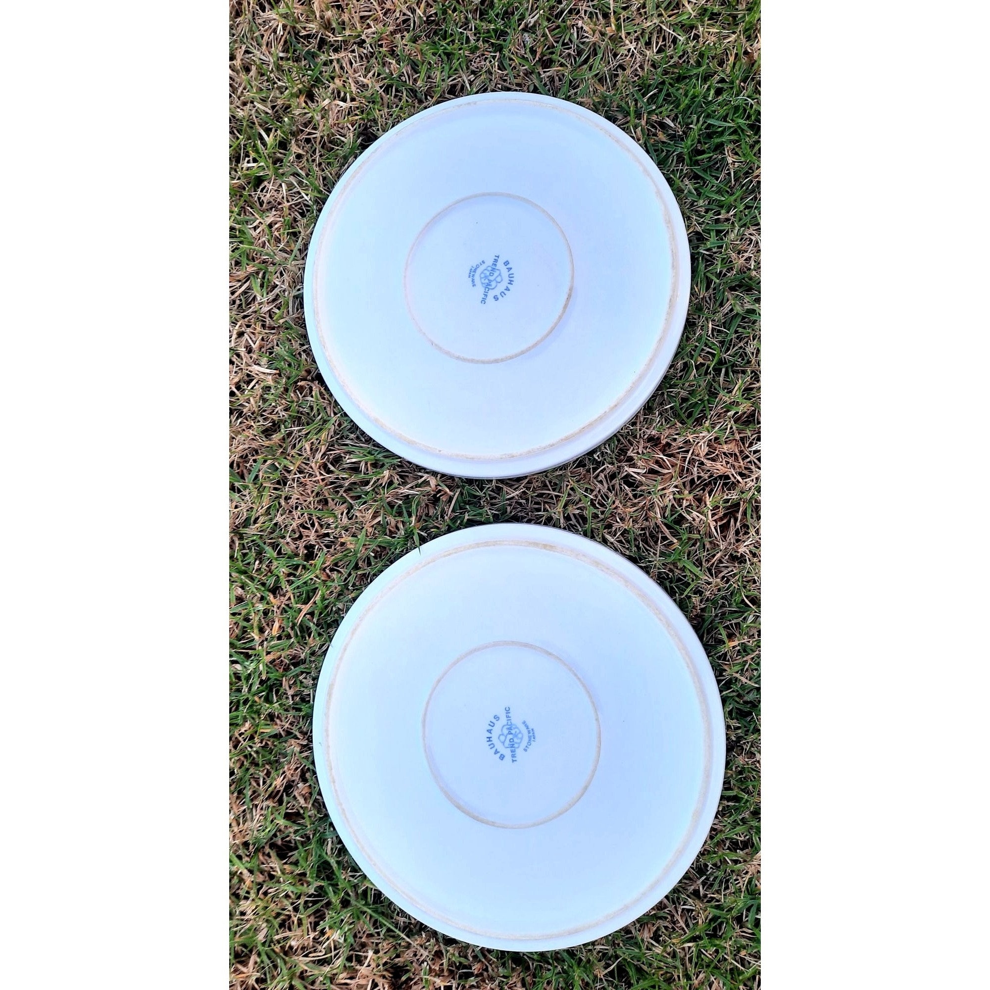 Bauhaus Stoneware 剣持勇 ? Trend Pacific Vintage Trend Pacific White Bauhaus Stoneware Plates by Isamu
