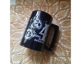 2011 Sons of Anarchy Säsong 4 Postproduktion Skådespelare och medarbetare Bakom kulisserna D-handtagsmugg 473 ml