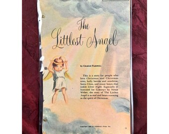 Può includere: Una copertina di libro vintage con un'illustrazione di un piccolo angelo con ali dorate e un'aureola, su uno sfondo di nuvole. Il titolo del libro è "The Littlest Angel" di Charles Tazewell. La copertina del libro è stampata su carta ingiallita e ha un aspetto vintage e usurato.