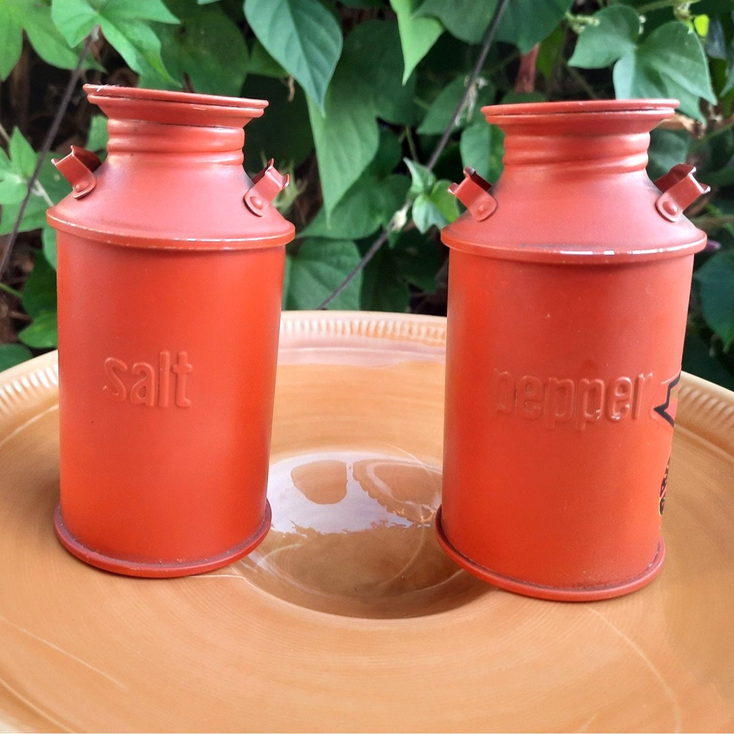 Salero y pimentero de aluminio con forma de lata de leche vintage, pintados  en naranja, década de 1960 - Etsy México, image size:1501x1501