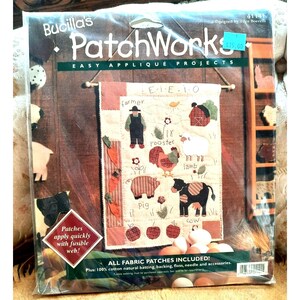 Puede incluir: Kit de proyecto de apliques fáciles PatchWorks de Bucilla. El kit incluye parches de tela para crear un tapiz de pared con temática de granja. El diseño presenta un granjero, un gallo, un cordero, un cerdo y una vaca. El kit incluye todos los parches de tela.