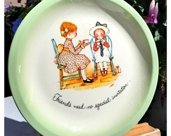 Placa vintage de la edición de coleccionista de Holly Hobbie "Friends Need No Special Invitation" de 1972