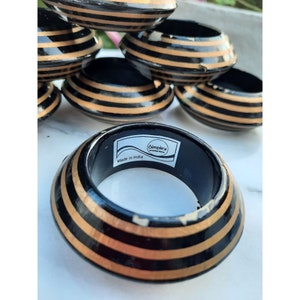 Anelli per tovaglioli vintage Simplex International in legno dipinto a righe dorate e nere, set da 8 pezzi, realizzati in India con etichetta Thrashed