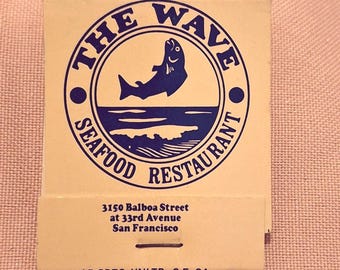 Pochette d'allumettes vintage assortie au restaurant de fruits de mer Wave de la région de la baie de San Francisco des années 1980