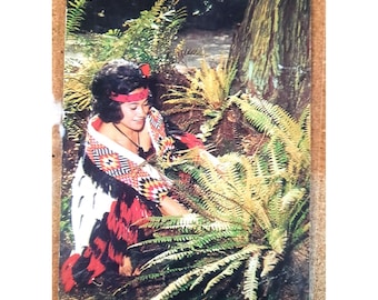Vintage Postkarte Neuseeland Traditionelle Maori Frau mit Korowai-Mantel & Pōtae Taua-Stirnband 1950er Jahre