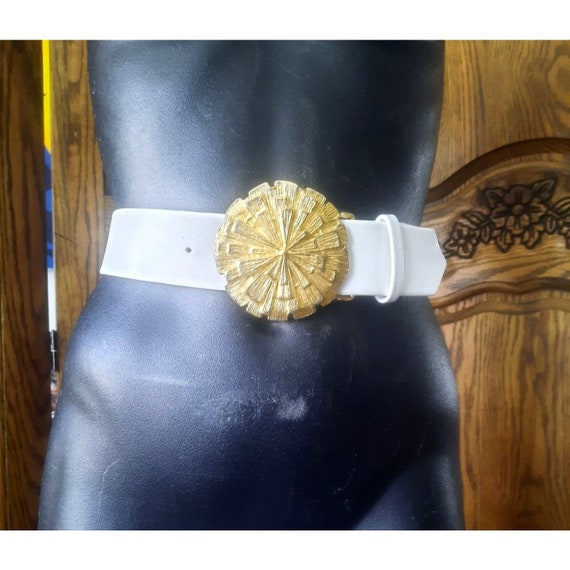 Vintage S Vegan Leather Belt 1970s White Large Sunburst Belt  display picture 1