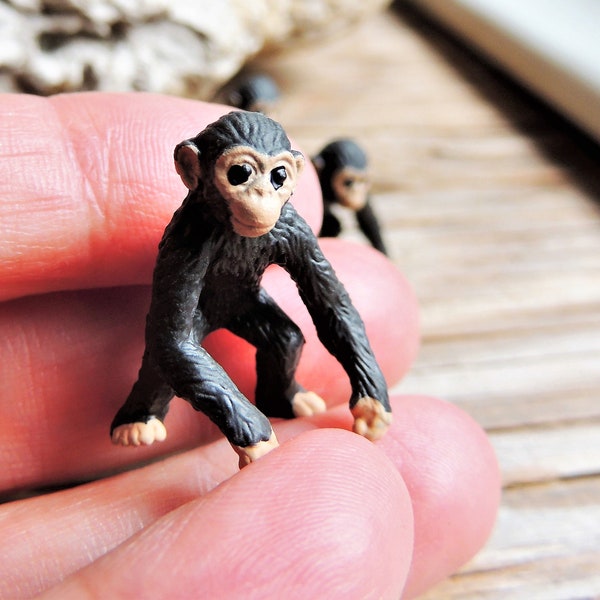 CHIMPANCÉ EN MINIATURA: Figura de animal diminuto CHIMPANCÉ Figura Casa de muñecas Jardín de hadas Diorama Terrario Pequeño simio Mono Miniaturas Micro Mini Juguete