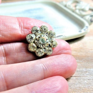 Small VINTAGE FLOWER BROOCH Costume Jewelry Clear Chaton Rhinestone Crystal Diamond Imitation Estate Pin Mid Century Hollywood Regency Gift