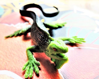 IGUANA MINIATURE ANIMALS Plastic Animal Figures Figurine Dollhouse - Technical View