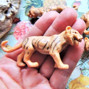 TIGER MINIATURES ミニチュア動物ドールハウス 妖精の庭の置物 フィギュア トラ プラスチック動物 ジオラマ テラリウム用品 小動物