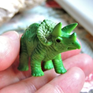 MINIATUR DINOSAURIER Triceratops Tierfigur Figur Fee Garten Puppenhaus Terrarium Diorama kleine Mini Kunststoff Cake Topper Dino Geburtstag