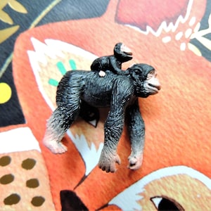 CHIMPANZEE MINIATURE ANIMAL Ape Chimp With Baby Monkey Plastic Animal Figure Figurines Dollhouse Diorama Terrarium Supply Crafts Mini Chimps