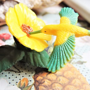 MINIATURE BIRD Animals Figures Figurine HUMMINGBIRD Dollhouse Fairy Garden Diorama Terrarium Supply Small Mini Plastic Miniatures Realistic
