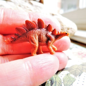 Winziger MINIATUR-DINOSAURIER Stegosaurus Figur Fee Garten Puppenhaus Diorama Terrarium Versorgung Kleine Mini Tiny Dino Miniaturen Set Pack