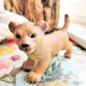 Grandi Miniature Leoncino Animali Figura Figurina Casa delle Bambole Giardino delle Fate Diorama Terrario Fornitura Miniature di Plastica Zoo Safari Modello Giocattolo