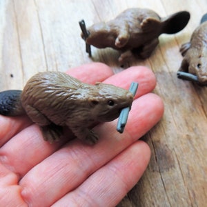 MINIATURE BEAVER Animal Figurine Fairy Gardens Dollhouse Diorama Terrarium Accessory Plastic Model Figures
