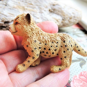 Large MINIATURE Cheetah Cub Animals Figure Figurine Dollhouse Fairy Garden Diorama Terrarium Supply Miniatures Model Realistic Zoo Safari