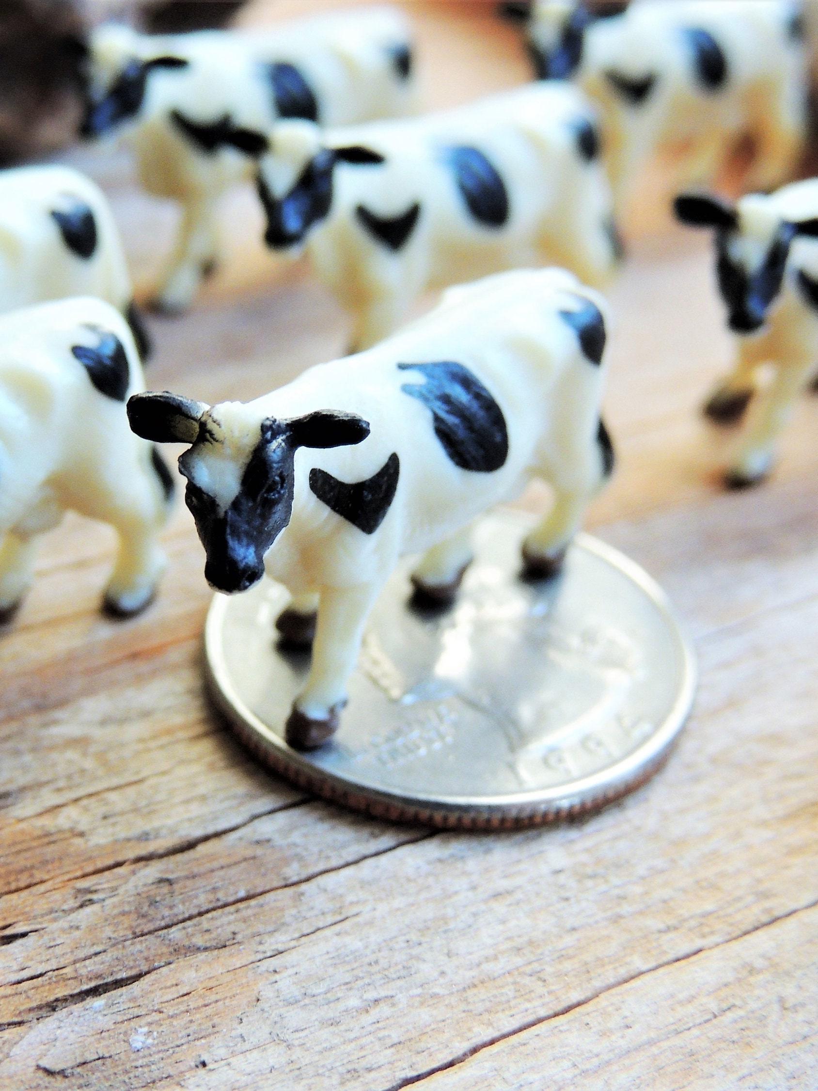 牛のミニチュア ホルスタイン牛の置物 農場の動物のフィギュア ドール