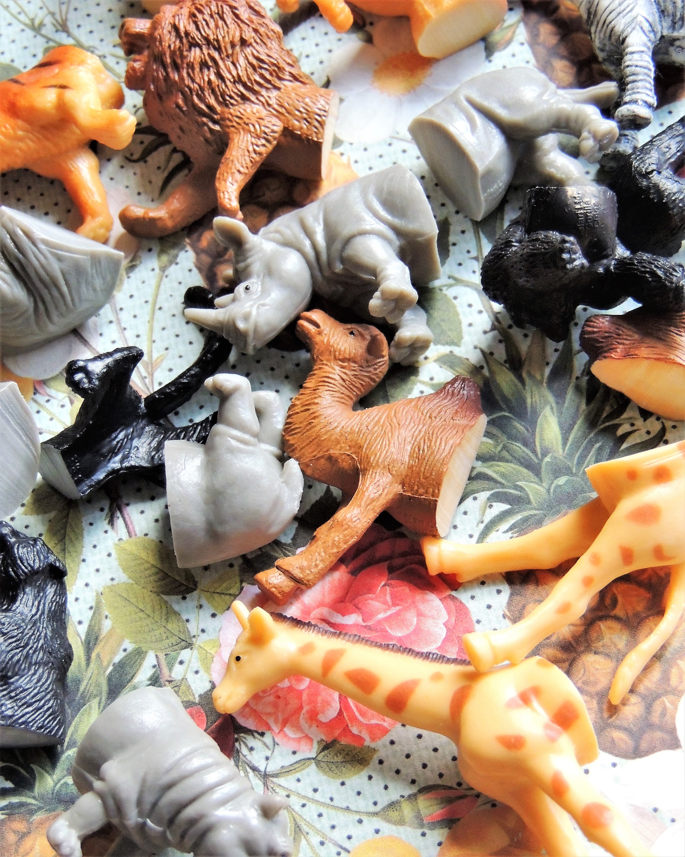 クラフトアニマル«サンプル» Safari PLASTIC ANIMAL HALVES Diy Plastic Animal Crafts Ideas