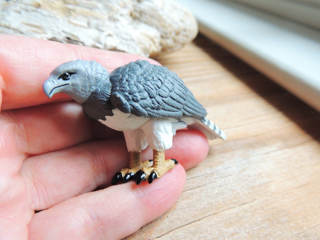MINIATURE HARPY EAGLE Bird Animals Figures Figurines Dollhouse Diorama