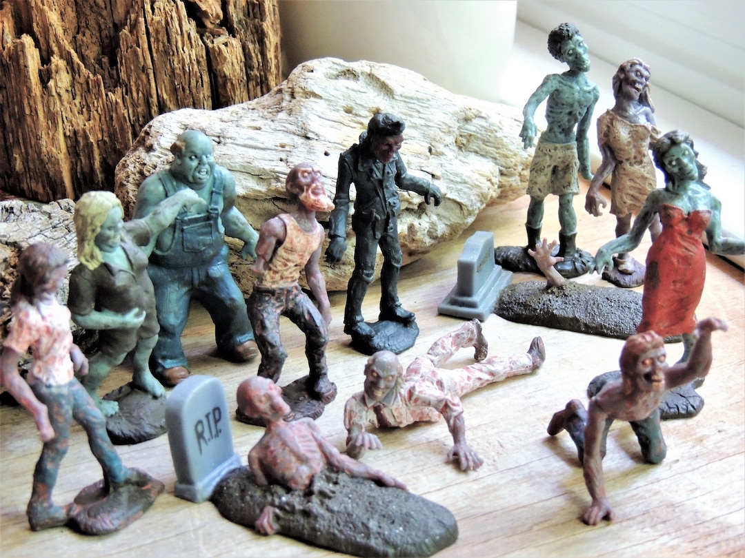 ZOMBIE MINIATURES: Set of 12 Zombie Figurines Mini Figures