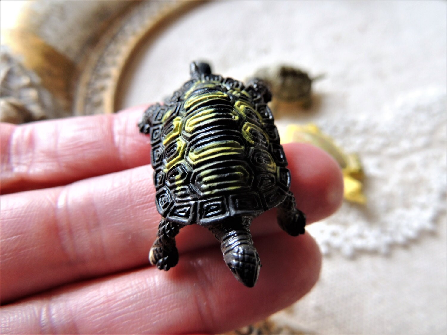 100/200/300PCS Cute Tiny Glow Resin Turtles For Crafts, Luminous Mini Turtle Cartoon Figurines Glow Dark Fairy Garden Party Decoration Hidden Game Nail Di