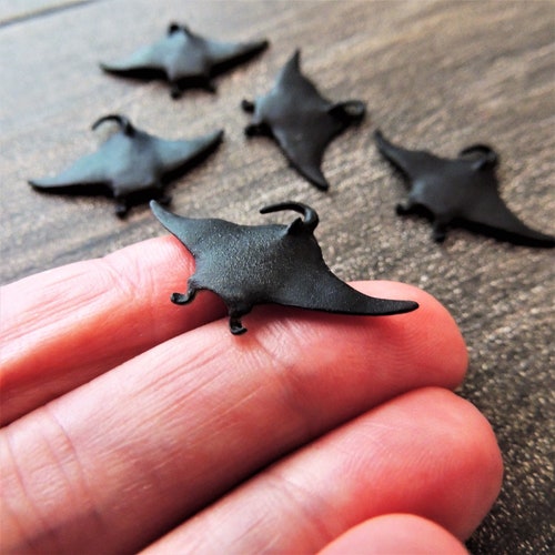 Mini figurine de raie manta : petit animal océanique en caoutchouc pour jardins de fées, maisons de poupées, dioramas, travaux manuels