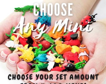 Puede incluir: Una mano sosteniendo una variedad de mini juguetes coloridos, incluyendo animales, insectos y otras figuras. El texto "CHOOSE Any Mini" y "CHOOSE YOUR SET AMOUNT FROM 4-100 MINIS" es visible en la imagen.