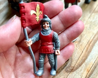 Miniature Knight Pikeman Figurine Red Banner: Medieval Soldier for Diorama, Tabletop Gaming, Collectible Displays