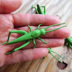 GRASSHOPPER MINIATURE Animal Figures Figurines Dollhouse Fairy Garden Diorama Terrarium Supply Small Plastic Insect Miniatures Mini Figure