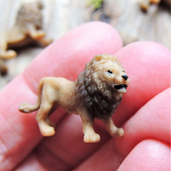 LION MINIATURE ANIMAL Figurines Figure Dollhouse Terrarium Supply Small Miniatures Fairy Garden Wild Micro Mini Lions Safari Zoo Diorama