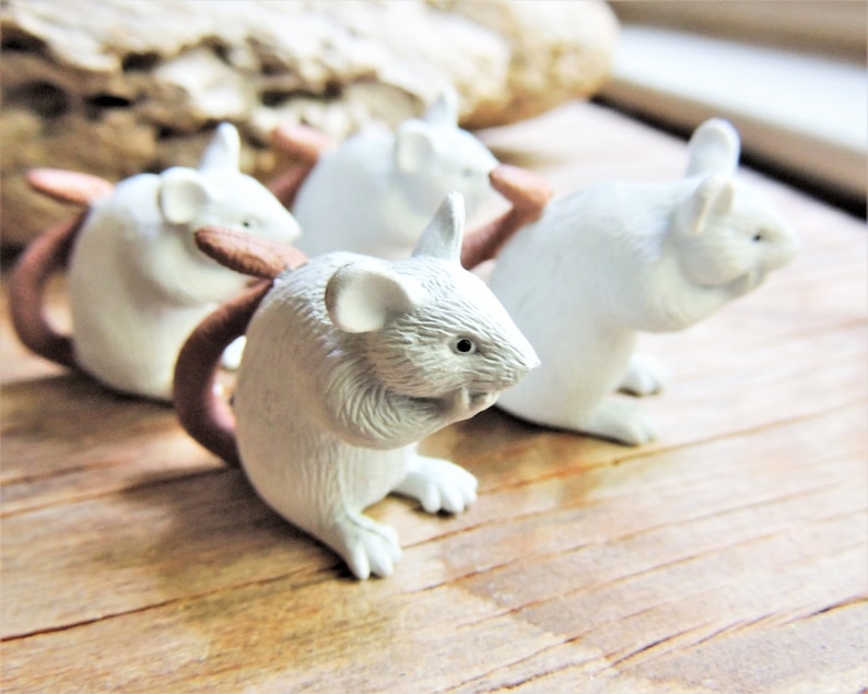 small mouse figurines