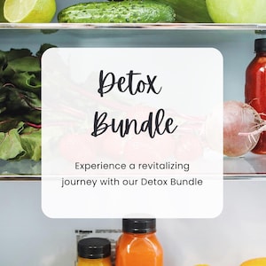 K&ouml;nnte beinhalten: Ein K&uuml;hlschrank gef&uuml;llt mit frischem Obst und Gem&uuml;se sowie S&auml;ften. An der K&uuml;hlschrankt&uuml;r befindet sich ein Schild mit der Aufschrift "Detox Bundle" und "Experience a revitalizing journey with our Detox Bundle". Das Schild stammt von Nutravie Academy.