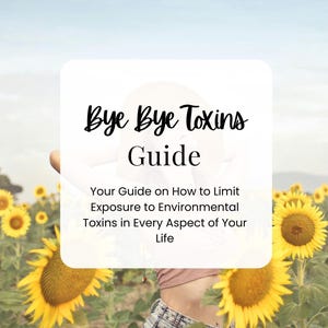 K&ouml;nnte beinhalten: Eine Frau in einem Sonnenblumenfeld mit einem wei&szlig;en Schild, auf dem "Bye Bye Toxins Guide" und "Your Guide on How to Limit Exposure to Environmental Toxins in Every Aspect of Your Life" steht. Das Schild befindet sich vor einem blauen Himmel. Der Text "NUTRAVIE ACADEMY" befindet sich am unteren Rand des Bildes.