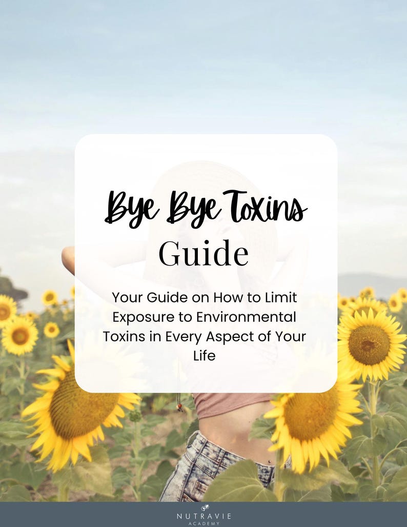 K&ouml;nnte beinhalten: Eine Frau in einem Sonnenblumenfeld mit einem wei&szlig;en Schild, auf dem "Bye Bye Toxins Guide" und "Your Guide on How to Limit Exposure to Environmental Toxins in Every Aspect of Your Life" steht. Das Schild befindet sich vor einem blauen Himmel. Der Text "NUTRAVIE ACADEMY" befindet sich am unteren Rand des Bildes.