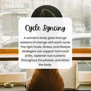 Può includere: Una donna con un maglione marrone e un cappello nero è seduta davanti a una finestra. Il testo sull'immagine recita "Cycle Syncing" e spiega come il corpo di una donna attraversi stagioni di cambiamento con ogni ciclo. Il testo menziona anche che i cibi giusti, il fitness e le strategie di stile di vita possono supportare i cambiamenti ormonali, ripristinare i nutrienti persi durante le fasi e disintossicare il corpo. Il testo è di "Nutravie Academy".