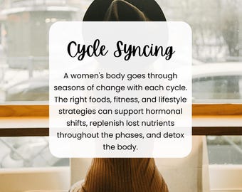 Könnte beinhalten: Eine Frau in einem braunen Pullover und einem schwarzen Hut sitzt vor einem Fenster. Der Text auf dem Bild lautet "Cycle Syncing" und erklärt, wie der Körper einer Frau mit jedem Zyklus Phasen der Veränderung durchläuft. Der Text erwähnt auch, dass die richtigen Lebensmittel, Fitness und Lifestyle-Strategien hormonelle Veränderungen unterstützen, verlorene Nährstoffe während der Phasen wieder auffüllen und den Körper entgiften können. Der Text stammt von "Nutravie Academy".