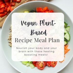 Könnte beinhalten: Eine weiße Schüssel gefüllt mit einer farbenfrohen veganen pflanzlichen Mahlzeit. Die Schüssel enthält Quinoa, Brokkoli, rote Paprika, Kirschtomaten, Gurken und Karotten. Der Text "Vegan Plant-Based Recipe Meal Plan" ist über das Bild gelegt. Der Text "Nourish your body and your brain with these healing boosting meals!" ist ebenfalls über das Bild gelegt. Der Text "NUTRAVIE ACADEMY" befindet sich am unteren Rand des Bildes.