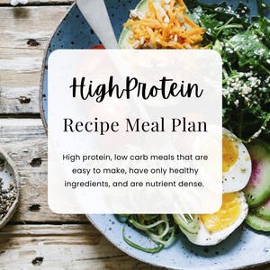 Könnte beinhalten: Eine blaue Schüssel mit einem Rezept-Speiseplan für proteinreiche Mahlzeiten. Die Schüssel enthält Avocado, Spinat, Gurke und Eier. Der Text lautet "High Protein Recipe Meal Plan" und "High protein, low carb meals that are easy to make, have only healthy ingredients, and are nutrient dense." Der Text enthält auch "NUTRAVIE ACADEMY".