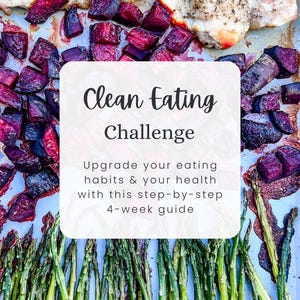 Peut inclure: Une image rapprochée d'une plaque de cuisson avec du poulet rôti, des betteraves et des asperges. L'image a du texte superposé qui dit "Clean Eating Challenge Upgrade your eating habits & your health with this step-by-step 4-week guide" et "NUTRAVIE ACADEMY".