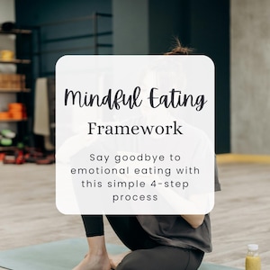 Op de afbeelding: Een vrouw zit in een yogahouding op een yogamat. Voor haar ligt een witte kaart met de tekst "Mindful Eating Framework" en "Say goodbye to emotional eating with this simple 4-step process". De tekst "NUTRAVIE ACADEMY" staat onderaan de afbeelding.