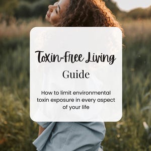 Puede incluir: Una mujer con cabello castaño rizado se encuentra en un campo de hierba alta. Una tarjeta blanca con el texto "Toxin-Free Living Guide" y "How to limit environmental toxin exposure in every aspect of your life" está frente a ella. La tarjeta también tiene el texto "Nutravie Academy" en la parte inferior.