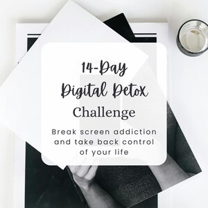 K&ouml;nnte beinhalten: Eine schwarz-wei&szlig;e Grafik mit dem Text "14-Day Digital Detox Challenge" und dem Text "Break screen addiction and take back control of your life". Die Grafik befindet sich auf einem wei&szlig;en Hintergrund mit einem Schwarzwei&szlig;foto einer Hand, die ein Buch h&auml;lt, im Hintergrund.