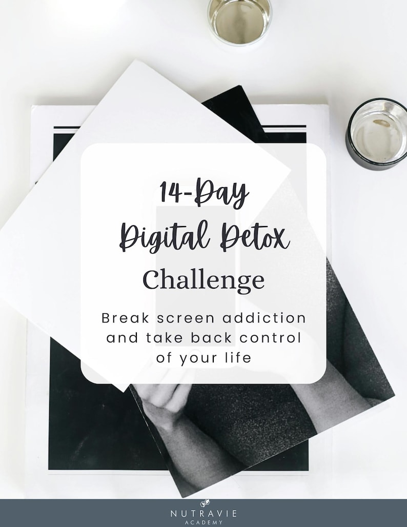 K&ouml;nnte beinhalten: Eine schwarz-wei&szlig;e Grafik mit dem Text "14-Day Digital Detox Challenge" und dem Text "Break screen addiction and take back control of your life". Die Grafik befindet sich auf einem wei&szlig;en Hintergrund mit einem Schwarzwei&szlig;foto einer Hand, die ein Buch h&auml;lt, im Hintergrund.