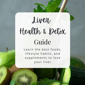 K&ouml;nnte beinhalten: Ein Leitfaden f&uuml;r Lebergesundheit und Entgiftung mit einem Glas gr&uuml;nem Saft, Kiwi, Gurke und Minzbl&auml;ttern. Der Text lautet "Lebergesundheit & Entgiftungsleitfaden. Lernen Sie die besten Lebensmittel, Lebensstilgewohnheiten und Nahrungserg&auml;nzungsmittel kennen, um Ihre Leber zu lieben." Der Text "NUTRAVIE ACADEMY" befindet sich am unteren Rand des Bildes.