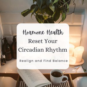 Könnte beinhalten: Eine weiße Karte mit dem Text "Hormone Health Reset Your Circadian Rhythm Realign and Find Balance" auf einem Holztablett mit einem Buch, einer Tasse Tee und Kerzen. Der Text "Nutravvie Academy" befindet sich am unteren Rand der Karte.